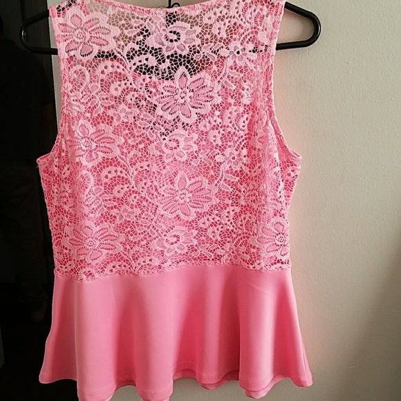 A pink top - Picture 2 of 3